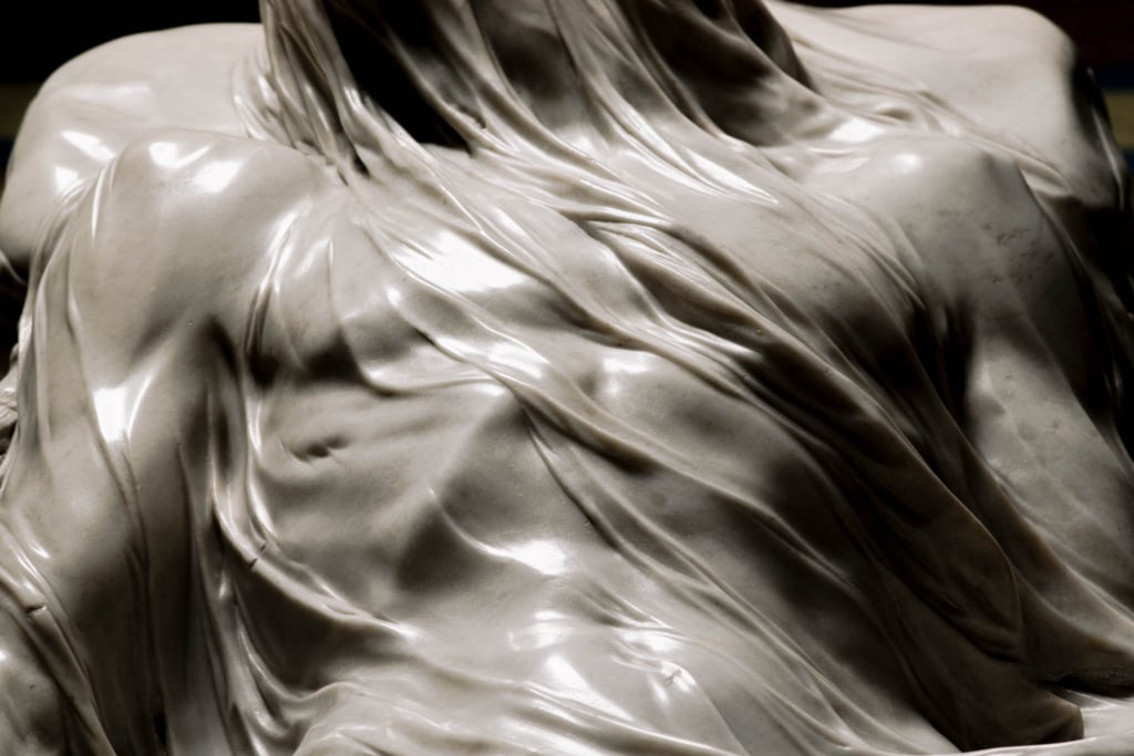 Cristo velato - dettaglio del torace avvolto dal velo - si intravede la ferita sul costato