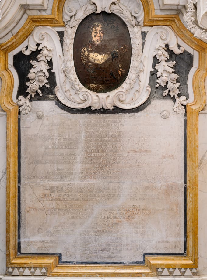 Lastra di marmo con effigie ed epitaffio di Raimondo di Sangro