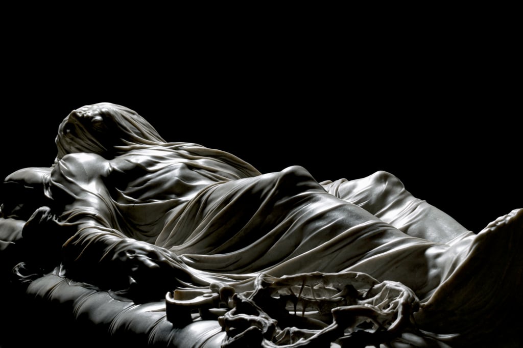 Cristo velato - dettaglio di volto e corpo avvolto dal velo - chiodi e corona di spine ai piedi