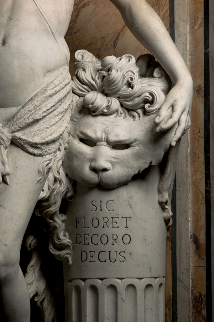 dettaglio della statua del Decoro - pelle di leone poggiata su una colonna