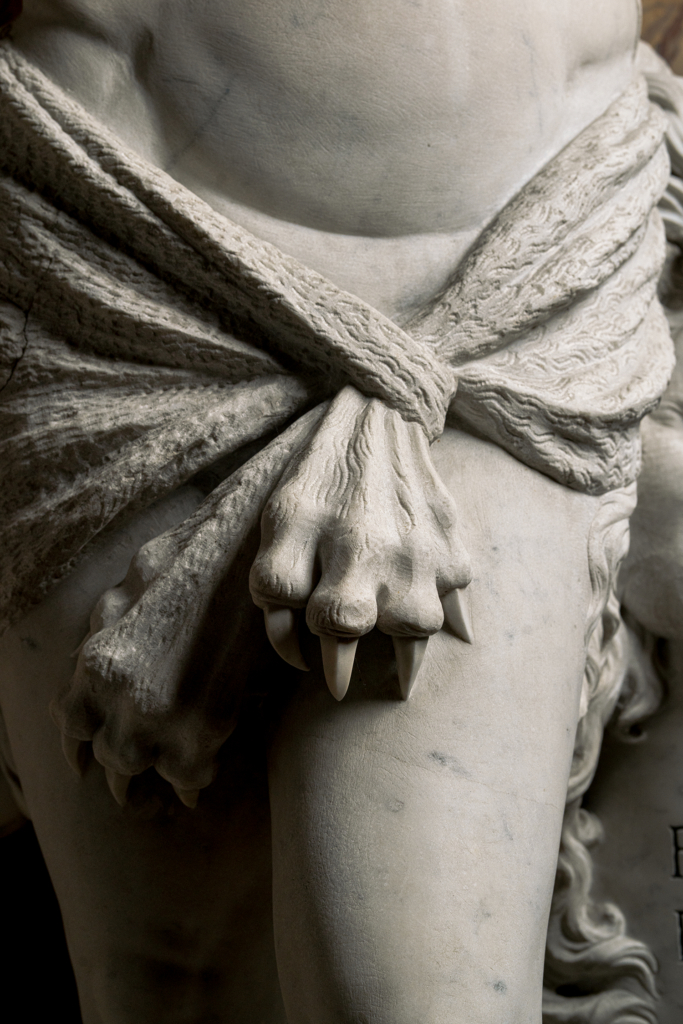 dettaglio della statua del Decoro - dettaglio delle zampe del leone - la pelle del leone avvolge il corpo della statua