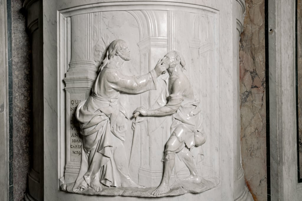 dettaglio statua del Disinganno: bassorilievo con Gesu che ridona la vista ad un non vedente