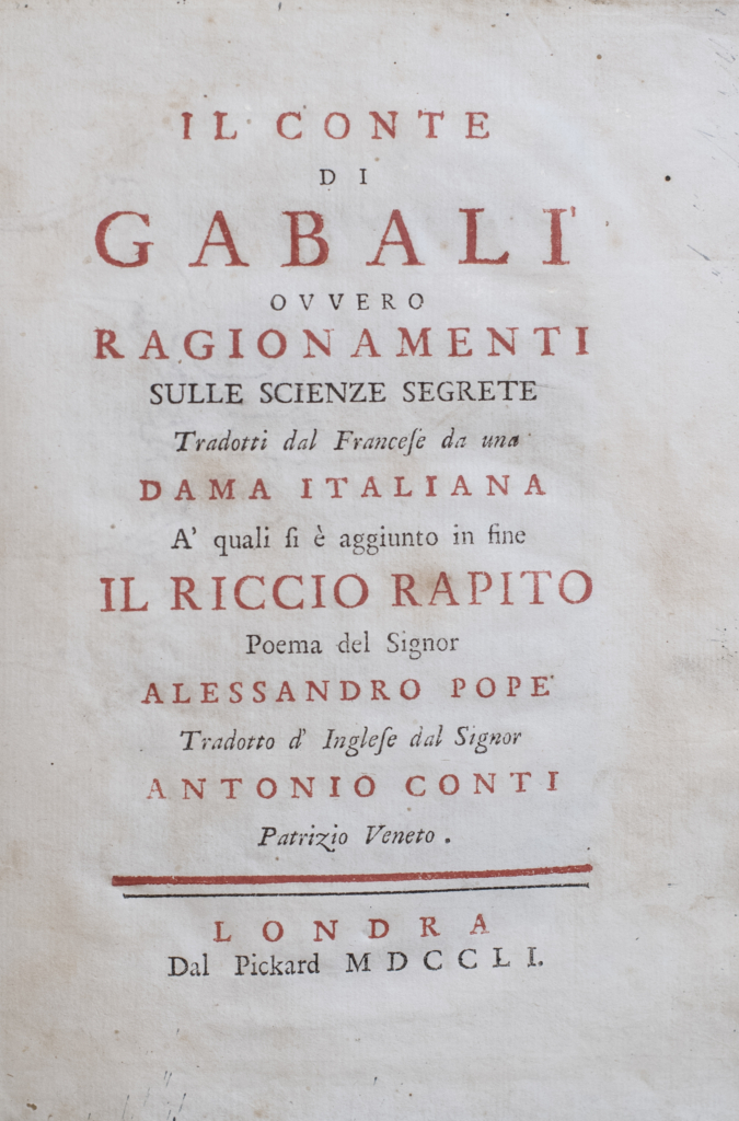 frontespizio del testo "Il conte di Gabalì". Su frontespizio c'è scritto: "IL CONTE DI GABALÌ OVVERO RAGIONAMENTI SULLE SCIENZE SEGRETE, TRADOTTI DAL FRANCESE DA UNA DAMA ITALIANA A' QUALI SI È AGGIUNTO IN FINE “IL RICCIO RAPITO”, POEMA DEL SIGNOR ALESSANDRO POPE, TRADOTTO D INGLESE DAL SIGNOR ANTONIO CONTI PATRIZIO VENETO. LONDRA DAL PICKARD M D C C L I."